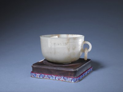 图片[1]-White jade living ring handle cup-China Archive